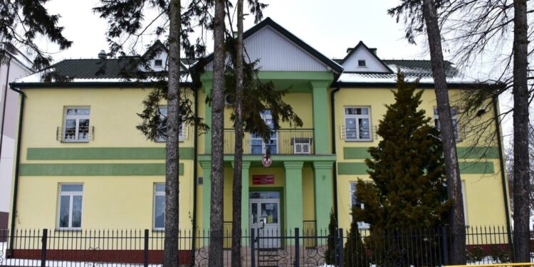 Budynek dawnej szkoły w Samborcu / Albert Sendrowicz/Urząd Gminy w Samborcu