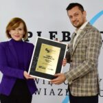 69. Plebiscyt Sportowy - Świętokrzyskie Gwiazdy Sportu 2020. Na zdjęciu (od lewej): Anna Krupka - wiceminister sportu, Paweł Papaj - szef marketingu Łomża Vive Kielce, który odebrał statuetkę w kategorii Drużyna Roku / Echo Dnia