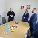 01.02.2021. Jędrzejów. Podpisanie umowy na budowę boisk przy SP Nr 2. Na zdjęciu (od lewej): Grzegorz Ludwicki - przedstawiciel wykonawcy firmy GB Technology z Kielc, Marcin Piszczek - burmistrz Jędrzejowa, Anna Krupka - wiceminister sportu, radny Łukasz Skrzypczak, Robert Kruk, przewodniczący rady miejskiej w Jędrzejowie / Ewa Pociejowska-Gawęda / Radio Kielce