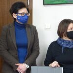 01.02.2021. Jędrzejów. Podpisanie umowy na budowę boisk przy SP Nr 2. Na zdjęciu (od lewej): Małgorzata Krawczyk – Blicharska i Joanna Łasisz - rodzice uczniów SP Nr 2 / Ewa Pociejowska-Gawęda / Radio Kielce