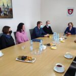 01.02.2021. Jędrzejów. Podpisanie umowy na budowę boisk przy SP Nr 2. Na zdjęciu (od lewej): Małgorzata Krawczyk – Blicharska  i Joanna Łasisz - rodzice uczniów SP Nr 2, Marta Pędzik-Prawda - naczelnik wydziału inwestycji urzędu miejskiego w Jędrzejowie, Grzegorz Ludwicki - przedstawiciel wykonawcy firmy GB Technology z Kielc, Marcin Piszczek - burmistrz Jędrzejowa, Anna Krupka - wiceminister sportu radny Łukasz Skrzypczak, Robert Kruk, przewodniczący rady miejskiej w Jędrzejowie / Ewa Pociejowska-Gawęda / Radio Kielce