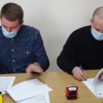 01.02.2021. Jędrzejów. Podpisanie umowy na budowę boisk przy SP Nr 2. Na zdjęciu (od lewej): Grzegorz Ludwicki - przedstawiciel wykonawcy firmy GB Technology z Kielc, Marcin Piszczek - burmistrz Jędrzejowa / Ewa Pociejowska-Gawęda / Radio Kielce