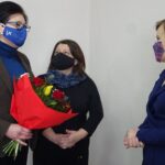 01.02.2021. Jędrzejów. Podpisanie umowy na budowę boisk przy SP Nr 2. Na zdjęciu (od lewej): Małgorzata Krawczyk – Blicharska  i Joanna Łasisz - rodzice uczniów SP nr 2 i  Anna Krupka - wiceminister sportu / Ewa Pociejowska-Gawęda / Radio Kielce