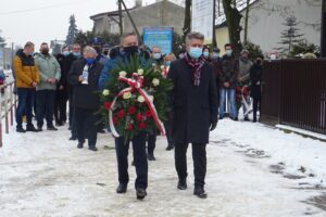 02.02.2012 Jędrzejów. Uroczystości rocznicy uwolnienia więźniów z aresztu gestapo. Na zdjęciu (od lewej): Zbigniew Koniusz - wojewoda i senator PIS Krzysztof Słoń / Ewa Pociejowska-Gawęda / Radio Kielce