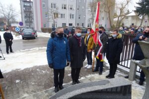 02.02.2012 Jędrzejów. Uroczystości rocznicy uwolnienia więźniów z aresztu gestapo. Na zdjęciu (od lewej): Zbigniew Koniusz - wojewoda i senator PIS Krzysztof Słoń / Ewa Pociejowska-Gawęda / Radio Kielce