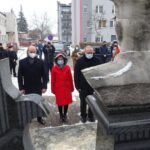 02.02.2012 Jędrzejów. Uroczystości rocznicy uwolnienia więźniów z aresztu gestapo. Na zdjęciu (od lewej):  Robert Kruk - przewodniczący Rady Miejskiej w Jędrzejowie, Renata Kawiorska - sekretarz rady miejskiej oraz Marcin Piszczek - burmistrz Jędrzejowa / Ewa Pociejowska-Gawęda / Radio Kielce