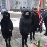 02.02.2012 Jędrzejów. Uroczystości rocznicy uwolnienia więźniów z aresztu gestapo. Na zdjęciu Bożena Kucybała - komendant OHP w Jędrzejowie wraz z uczniami / Ewa Pociejowska-Gawęda / Radio Kielce