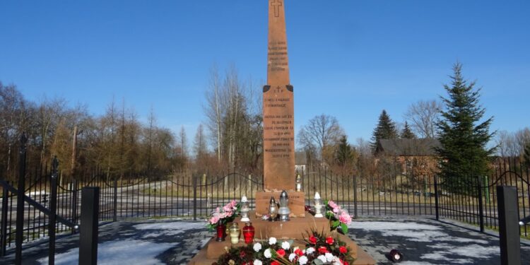 07.02.2021 Bichniów. Pomnik upamiętniający wydarzenia z 27 listopada 1943 roku / Ewa Pociejowska-Gawęda / Radio Kielce
