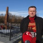 07.02.2021 Bichniów. Pomnik upamiętniający wydarzenia z 27 listopada 1943 roku. Na zdjęciu Łukasz Baran, sołtys wsi Bichniów / Ewa Pociejowska-Gawęda / Radio Kielce