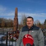 07.02.2021 Bichniów. Pomnik upamiętniający wydarzenia z 27 listopada 1943 roku. Na zdjęciu Dominik Stawiarz, sekretarz gminy Secemin / Ewa Pociejowska-Gawęda / Radio Kielce
