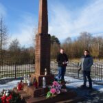 07.02.2021 Bichniów. Pomnik upamiętniający wydarzenia z 27 listopada 1943 roku. Na zdjęciu: Łukasz Baran, sołtys wsi Bichniów i Dominik Stawiarz, sekretarz gminy Secemin / Ewa Pociejowska-Gawęda / Radio Kielce