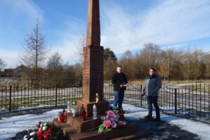 07.02.2021 Bichniów. Pomnik upamiętniający wydarzenia z 27 listopada 1943 roku. Na zdjęciu: Łukasz Baran, sołtys wsi Bichniów i Dominik Stawiarz, sekretarz gminy Secemin / Ewa Pociejowska-Gawęda / Radio Kielce