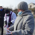 06.02.2021. Gozna. Odsłonięcie obelisku wraz z tablicą upamiętniającą bohaterów powstania styczniowego. Na zdjęciu: Anna Bitnerowska, sołtys wsi Gozna / Ewa Pociejowska-Gawęda / Radio Kielce