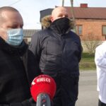 06.02.2021. Gozna. Odsłonięcie obelisku wraz z tablicą upamiętniającą bohaterów powstania styczniowego. Na zdjęciu (od lewej): Marcin Piszczek, burmistrz Jędrzejowa, Marek Godlewski - regionalista i inicjator upamiętnienia powstańców i ks. Kazimierz Jajeśniak / Ewa Pociejowska-Gawęda / Radio Kielce