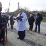 06.02.2021. Gozna. Odsłonięcie obelisku wraz z tablicą upamiętniającą bohaterów powstania styczniowego. Na zdjęciu: ks. proboszcz Kazimierz Jajeśniak / Ewa Pociejowska-Gawęda / Radio Kielce