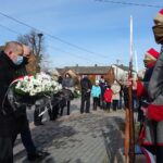 06.02.2021. Gozna. Odsłonięcie obelisku wraz z tablicą upamiętniającą bohaterów powstania styczniowego. Na zdjęciu: Marcin Piszczek, burmistrz Jędrzejowa i Marek Godlewski - regionalista i inicjator upamiętnienia powstańców / Ewa Pociejowska-Gawęda / Radio Kielce