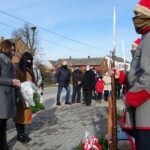 06.02.2021. Gozna. Odsłonięcie obelisku wraz z tablicą upamiętniającą bohaterów powstania styczniowego. Na zdjęciu: Joanna Skrzypczyk -  dyrektor Niepublicznej Szkoły Podstawowej w Brusie oraz nauczyciele Agnieszka Barańska i Agnieszka Kowalczyk-Blicharska / Ewa Pociejowska-Gawęda / Radio Kielce