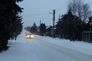 08.02.2021 Skroniów. Droga powiatowa. Trudne warunki na trasach / Ewa Pociejowska-Gawęda / Radio Kielce