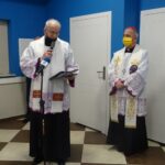 10.02.2021 Włoszczowa. Poświęcenie wyremontowanego budynku jadłodajni w dawnej plebanii. Na zdjęciu (od lewej): ks. prałat Zygmunt Pawlik - proboszcz parafii Wniebowzięcia NMP we Włoszczowie, ks. biskup Jan Piotrowski / Ewa Pociejowska-Gawęda / Radio Kielce