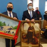 10.02.2021 Włoszczowa. Poświęcenie wyremontowanego budynku jadłodajni w dawnej plebanii. Na zdjęciu (od lewej): od lewej: Grzegorz Dziubek - burmistrz Włoszczowy i Dariusz Czechowski - starosta włoszczowski / Ewa Pociejowska-Gawęda / Radio Kielce