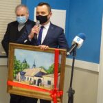 10.02.2021 Włoszczowa. Poświęcenie wyremontowanego budynku jadłodajni w dawnej plebanii. Na zdjęciu: Grzegorz Dziubek - burmistrz Włoszczowy / Ewa Pociejowska-Gawęda / Radio Kielce