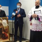 10.02.2021 Włoszczowa. Poświęcenie wyremontowanego budynku jadłodajni w dawnej plebanii. Na zdjęciu (od lewej): Bogusław Murzynowski - prezes Towarzystwa Pomocy im. Św. Brata Alberta koło włoszczowskie, Dariusz Czechowski - starosta włoszczowski, ks. prałat Zygmunt Pawlik - proboszcz parafii Wniebowzięcia NMP we Włoszczowie / Ewa Pociejowska-Gawęda / Radio Kielce