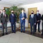 12.02.2021 Jędrzejów. Spotkanie Społecznej Inicjatywy Mieszkaniowej. Na zdjęciu (od lewej): Wacław Szarek - burmistrz Sędziszowa., Piotr  Czarnojańczyk - członek zarządu powiatu zawierciańskiego, Krzysztof Obratański - burmistrz Końskich,  minister Michał Cieślak, Leszek Kopeć - burmistrz Staszowa, Norbert Bień - wójt gminy Klucze, Marcin Piszczek - burmistrz Jędrzejowa / Ewa Pociejowska-Gawęda / Radio Kielce