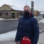 15.02.2021 Jędrzejów. Skrzyżowanie ulic: 11- go Listopada, Prostej i Kacpra Niemirskiego. Na zdjęciu: radny Łukasz Skrzypczak / Ewa Pociejowska-Gawęda / Radio Kielce