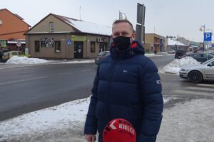 15.02.2021 Jędrzejów. Skrzyżowanie ulic: 11- go Listopada, Prostej i Kacpra Niemirskiego. Na zdjęciu: radny Łukasz Skrzypczak / Ewa Pociejowska-Gawęda / Radio Kielce