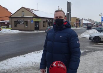 15.02.2021 Jędrzejów. Skrzyżowanie ulic: 11- go Listopada, Prostej i Kacpra Niemirskiego. Na zdjęciu: radny Łukasz Skrzypczak / Ewa Pociejowska-Gawęda / Radio Kielce