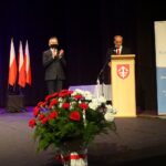 25.02.2021. Jędrzejów. Wyróżnienia dla nauczycieli. Na zdjęciu (od lewej): Zbigniew Koniusz - wojewoda świętokrzyski i Zbigniew Wojciechowski - dyrektor wydziału nadzoru pedagogicznego i strategii Świętokrzyskiego Kuratorium Oświaty / Ewa Pociejowska-Gawęda / Radio Kielce