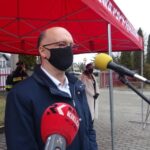 27.02.2021. Jędrzejów. Przekazanie paczek żywnościowych dla rodzin z powiatu jędrzejowskiego. Na zdjęciu: Piotr Wawrzyk - wiceminister spraw zagranicznych / Ewa Pociejowska-Gawęda / Radio Kielce