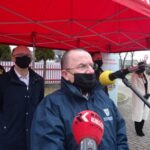 27.02.2021. Jędrzejów. Przekazanie paczek żywnościowych dla rodzin z powiatu jędrzejowskiego. Na zdjęciu (w środku): st. Bryg. Paweł Jakubowski - komendant powiatowy PSP w Jędrzejowie, Piotr Wawrzyk - wiceminister spraw zagranicznych, Marek Bogusławski - wicemarszałek województwa świętokrzyskiego, Paweł Faryna - starosta jędrzejowski i Agata Kwiecień-Godzwon - członek grupy świętokrzyskiej Międzynarodowego Stowarzyszenia Policji / Ewa Pociejowska-Gawęda / Radio Kielce