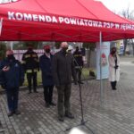 27.02.2021. Jędrzejów. Przekazanie paczek żywnościowych dla rodzin z powiatu jędrzejowskiego. Na zdjęciu (w środku): Marek Bogusławski - wicemarszałek województwa świętokrzyskiego, st. Bryg. Paweł Jakubowski - komendant powiatowy PSP w Jędrzejowie, Piotr Wawrzyk - wiceminister spraw zagranicznych, Paweł Faryna - starosta jędrzejowski i Agata Kwiecień-Godzwon - członek grupy świętokrzyskiej Międzynarodowego Stowarzyszenia Policji / Ewa Pociejowska-Gawęda / Radio Kielce