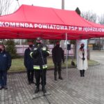 27.02.2021. Jędrzejów. Przekazanie paczek żywnościowych dla rodzin z powiatu jędrzejowskiego. Na zdjęciu (od lewej): Marek Bogusławski - wicemarszałek województwa świętokrzyskiego, Piotr Wawrzyk - wiceminister spraw zagranicznych, st. Bryg. Paweł Jakubowski - komendant powiatowy PSP w Jędrzejowie, Paweł Faryna - starosta jędrzejowski i Agata Kwiecień-Godzwon - członek grupy świętokrzyskiej Międzynarodowego Stowarzyszenia Policji / Ewa Pociejowska-Gawęda / Radio Kielce