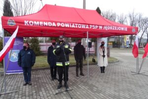 27.02.2021. Jędrzejów. Przekazanie paczek żywnościowych dla rodzin z powiatu jędrzejowskiego. Na zdjęciu (od lewej): Marek Bogusławski - wicemarszałek województwa świętokrzyskiego, Piotr Wawrzyk - wiceminister spraw zagranicznych, st. Bryg. Paweł Jakubowski - komendant powiatowy PSP w Jędrzejowie, Paweł Faryna - starosta jędrzejowski i Agata Kwiecień-Godzwon - członek grupy świętokrzyskiej Międzynarodowego Stowarzyszenia Policji / Ewa Pociejowska-Gawęda / Radio Kielce