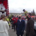 27.02.2021. Jędrzejów. Przekazanie paczek żywnościowych dla rodzin z powiatu jędrzejowskiego. Na zdjęciu (od lewej): Marek Bogusławski - wicemarszałek województwa świętokrzyskiego, Agata Kwiecień-Godzwon - członek grupy świętokrzyskiej Międzynarodowego Stowarzyszenia Policji, Piotr Wawrzyk - wiceminister spraw zagranicznych i Paweł Faryna - starosta jędrzejowski / Ewa Pociejowska-Gawęda / Radio Kielce