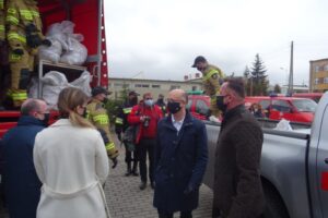 27.02.2021. Jędrzejów. Przekazanie paczek żywnościowych dla rodzin z powiatu jędrzejowskiego. Na zdjęciu (od lewej): Marek Bogusławski - wicemarszałek województwa świętokrzyskiego, Agata Kwiecień-Godzwon - członek grupy świętokrzyskiej Międzynarodowego Stowarzyszenia Policji, Piotr Wawrzyk - wiceminister spraw zagranicznych i Paweł Faryna - starosta jędrzejowski / Ewa Pociejowska-Gawęda / Radio Kielce