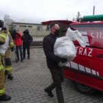 27.02.2021. Jędrzejów. Przekazanie paczek żywnościowych dla rodzin z powiatu jędrzejowskiego. Na zdjęciu (w środku): Paweł Faryna - starosta jędrzejowski / Ewa Pociejowska-Gawęda / Radio Kielce