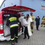 27.02.2021. Jędrzejów. Przekazanie paczek żywnościowych dla rodzin z powiatu jędrzejowskiego. Na zdjęciu (w środku): Agata Kwiecień-Godzwon - członek grupy świętokrzyskiej Międzynarodowego Stowarzyszenia Policji / Ewa Pociejowska-Gawęda / Radio Kielce