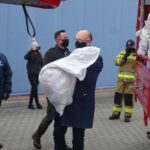 27.02.2021. Jędrzejów. Przekazanie paczek żywnościowych dla rodzin z powiatu jędrzejowskiego. Na zdjęciu (od lewej): st. Bryg. Paweł Jakubowski - komendant powiatowy PSP w Jędrzejowie, Marek Bogusławski - wicemarszałek województwa świętokrzyskiego, Paweł Faryna - starosta jędrzejowski i Piotr Wwarzyk - wiceminister spraw zagranicznych / Ewa Pociejowska-Gawęda / Radio Kielce