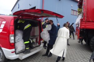 27.02.2021. Jędrzejów. Przekazanie paczek żywnościowych dla rodzin z powiatu jędrzejowskiego. Na zdjęciu (w środku): Piotr Wawrzyk - wiceminister spraw zagranicznych / Ewa Pociejowska-Gawęda / Radio Kielce