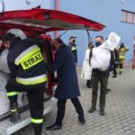 27.02.2021. Jędrzejów. Przekazanie paczek żywnościowych dla rodzin z powiatu jędrzejowskiego. Na zdjęciu (w środku): Piotr Wawrzyk - wiceminister spraw zagranicznych i Paweł Faryna - starosta jędrzejowski / Ewa Pociejowska-Gawęda / Radio Kielce