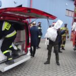 27.02.2021. Jędrzejów. Przekazanie paczek żywnościowych dla rodzin z powiatu jędrzejowskiego. Na zdjęciu (w środku): Paweł Faryna - starosta jędrzejowski / Ewa Pociejowska-Gawęda / Radio Kielce