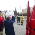 27.02.2021. Jędrzejów. Przekazanie paczek żywnościowych dla rodzin z powiatu jędrzejowskiego. Na zdjęciu (w środku): Marek Bogusławski - wicemarszałek województwa świętokrzyskiego / Ewa Pociejowska-Gawęda / Radio Kielce