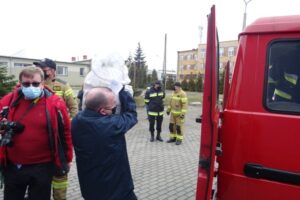 27.02.2021. Jędrzejów. Przekazanie paczek żywnościowych dla rodzin z powiatu jędrzejowskiego. Na zdjęciu (w środku): Marek Bogusławski - wicemarszałek województwa świętokrzyskiego / Ewa Pociejowska-Gawęda / Radio Kielce