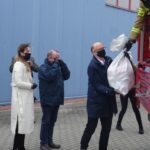 27.02.2021. Jędrzejów. Przekazanie paczek żywnościowych dla rodzin z powiatu jędrzejowskiego. Na zdjęciu (w środku): Agata Kwiecień-Godzwon - członek grupy świętokrzyskiej Międzynarodowego Stowarzyszenia Policji, Marek Bogusławski - wicemarszałek województwa świętokrzyskiego i Piotr Wawrzyk - wiceminister spraw zagranicznych / Ewa Pociejowska-Gawęda / Radio Kielce