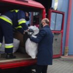 27.02.2021. Jędrzejów. Przekazanie paczek żywnościowych dla rodzin z powiatu jędrzejowskiego. Na zdjęciu (w środku): Piotr Wawrzyk - wiceminister spraw zagranicznych / Ewa Pociejowska-Gawęda / Radio Kielce