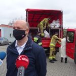 27.02.2021. Jędrzejów. Przekazanie paczek żywnościowych dla rodzin z powiatu jędrzejowskiego. Na zdjęciu: Piotr Wawrzyk - wiceminister spraw zagranicznych / Ewa Pociejowska-Gawęda / Radio Kielce