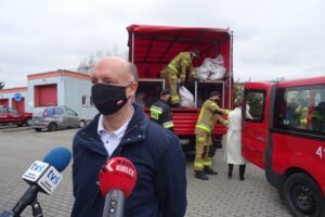 27.02.2021. Jędrzejów. Przekazanie paczek żywnościowych dla rodzin z powiatu jędrzejowskiego. Na zdjęciu: Piotr Wawrzyk - wiceminister spraw zagranicznych / Ewa Pociejowska-Gawęda / Radio Kielce